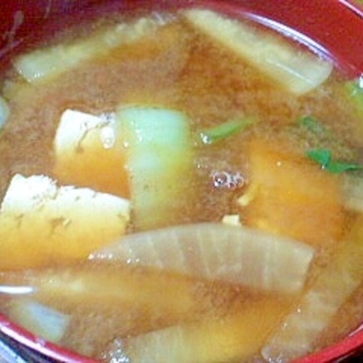 大根とチンゲン菜と豆腐の赤味噌汁